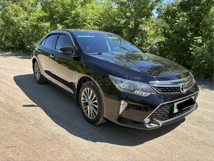 Toyota Camry 2017 года за 12 500 000 тг. в Уральск – фото 2