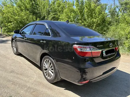 Toyota Camry 2017 года за 12 500 000 тг. в Уральск – фото 3