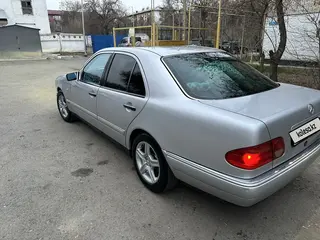 Mercedes-Benz E 230