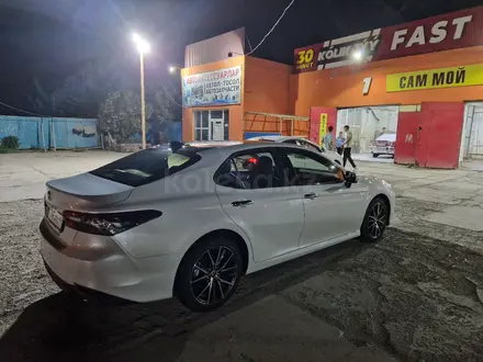 Toyota Camry 2023 года за 23 000 000 тг. в Кызылорда – фото 3