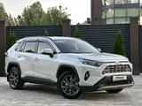 Toyota RAV4 2025 года за 15 900 000 тг. в Актобе