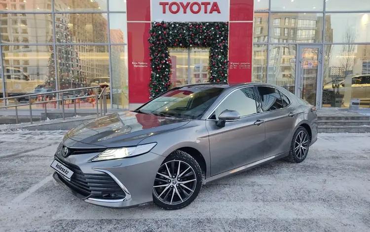 Toyota Camry 2023 года за 19 600 000 тг. в Астана