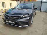 Toyota Camry 2021 года за 14 700 000 тг. в Уральск – фото 2