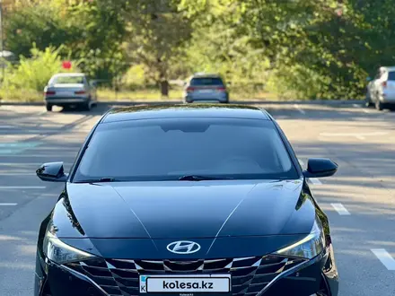 Hyundai Elantra 2021 года за 8 800 000 тг. в Алматы – фото 2