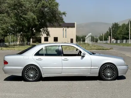 Mercedes-Benz E 320 1999 года за 3 500 000 тг. в Шымкент – фото 2