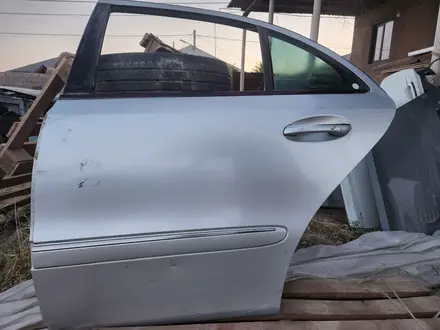 Дверь задняя левая MERCEDES BENZ W211 за 11 555 тг. в Шымкент