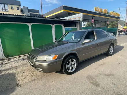 Toyota Camry 1998 года за 2 900 000 тг. в Алматы – фото 2