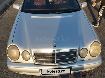 Mercedes-Benz E 230 1998 года за 3 000 000 тг. в Кентау – фото 14