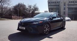 Toyota Camry 2018 года за 11 500 000 тг. в Алматы – фото 2