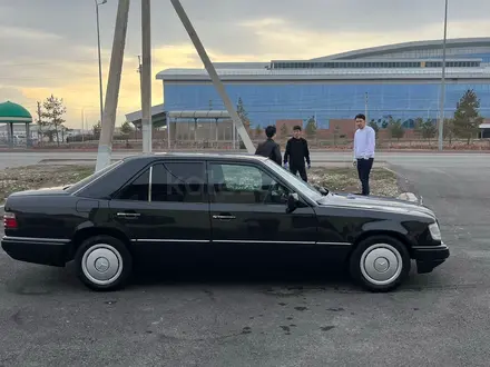 Mercedes-Benz E 220 1993 года за 1 750 000 тг. в Тараз – фото 24