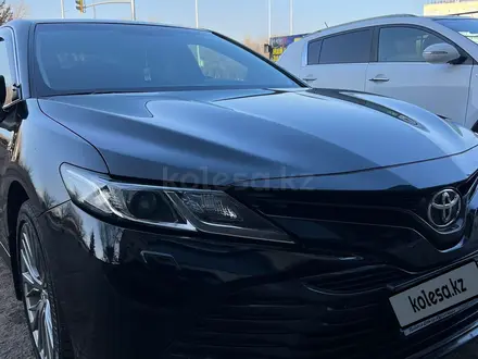 Toyota Camry 2019 года за 14 000 000 тг. в Астана – фото 2