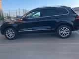 Volkswagen Touareg 2014 годаүшін13 700 000 тг. в Атырау – фото 2