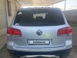 Volkswagen Touareg 2006 года за 4 400 000 тг. в Тараз – фото 2