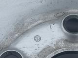 Диски оригинальные разболтовка 5/112 Volkswagen за 2 777 тг. в Актобе – фото 3