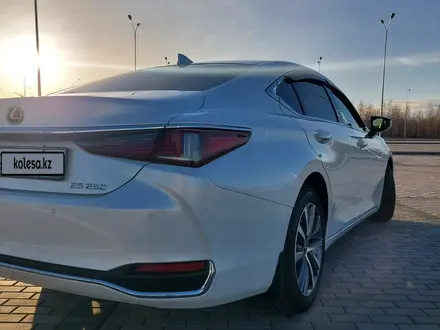 Lexus ES 250 2019 года за 19 500 000 тг. в Караганда – фото 3