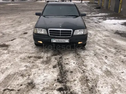 Mercedes-Benz C 180 1995 года за 2 350 000 тг. в Караганда