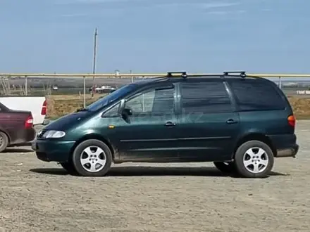 Volkswagen Sharan 1995 года за 1 850 000 тг. в Актобе