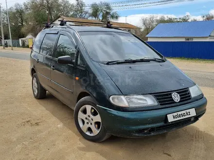 Volkswagen Sharan 1995 года за 1 850 000 тг. в Актобе – фото 2