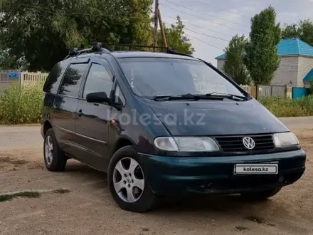 Volkswagen Sharan 1995 года за 1 850 000 тг. в Актобе – фото 6