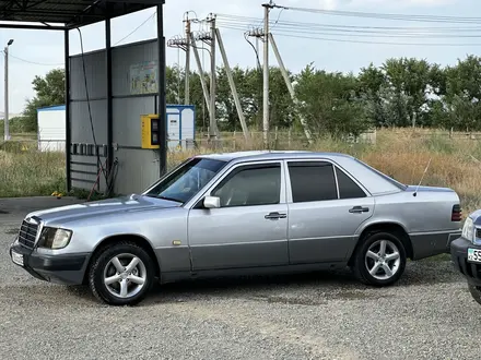 Mercedes-Benz E 200 1992 года за 1 350 000 тг. в Талдыкорган – фото 2