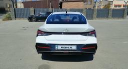 Hyundai Elantra 2023 годаfor9 350 000 тг. в Атырау – фото 5