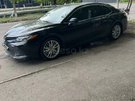 Toyota Camry 2019 года за 11 000 000 тг. в Караганда – фото 2