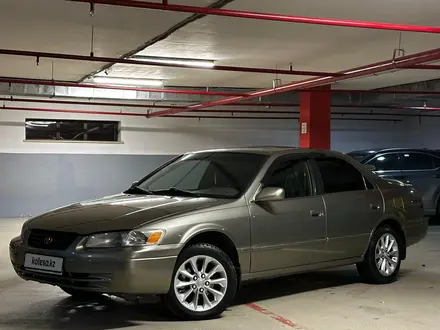 Toyota Camry 2000 года за 3 500 000 тг. в Астана – фото 2