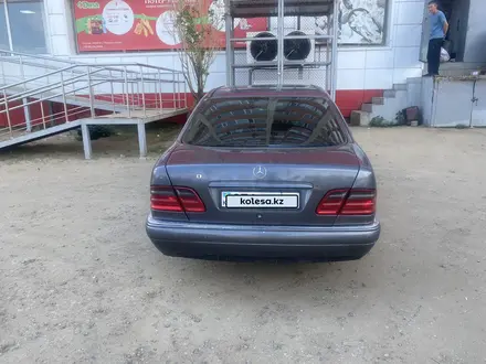 Mercedes-Benz E 320 1995 года за 2 600 000 тг. в Актобе – фото 3