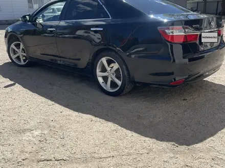 Toyota Camry 2015 года за 10 200 000 тг. в Уральск – фото 3