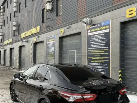 Toyota Camry 2019 года за 10 000 000 тг. в Атырау – фото 2