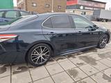 Toyota Camry 2019 года за 12 200 000 тг. в Актобе – фото 2