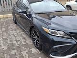Toyota Camry 2019 года за 12 200 000 тг. в Актобе – фото 3