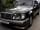 Mercedes-Benz E 220 1992 годаүшін2 100 000 тг. в Алматы