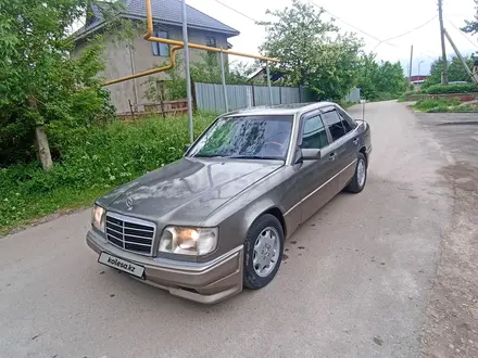 Mercedes-Benz E 220 1992 года за 1 900 000 тг. в Алматы – фото 2