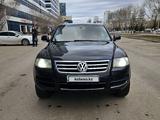 Volkswagen Touareg 2003 года за 4 500 000 тг. в Астана – фото 2