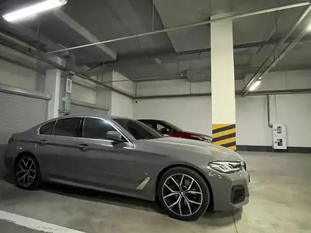 BMW 530 2022 года за 29 500 000 тг. в Алматы – фото 2