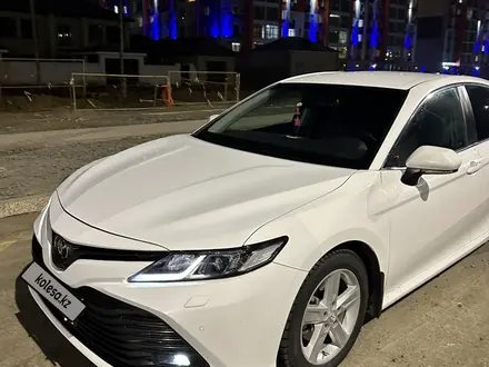 Toyota Camry 2018 года за 12 500 000 тг. в Атырау – фото 2