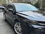 Toyota Camry 2018 года за 13 000 000 тг. в Алматы