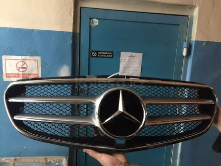 Решетка радиатора Mercedes W212 рестайл за 100 000 тг. в Алматы