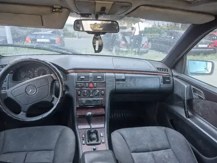 Mercedes-Benz E 230 1996 года за 1 000 000 тг. в Караганда – фото 2