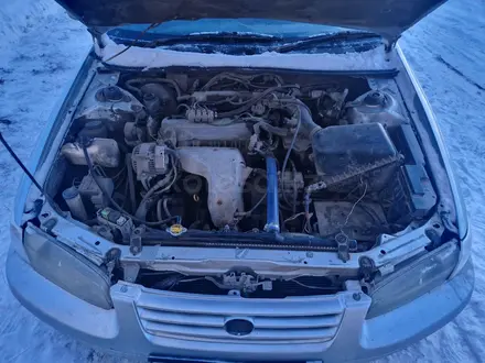Toyota Camry 2000 года за 2 500 000 тг. в Актобе – фото 5