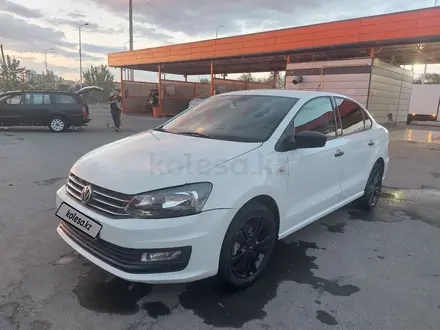 Volkswagen Polo 2018 года за 5 800 000 тг. в Атырау – фото 3