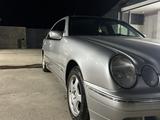 Mercedes-Benz E 320 2001 года за 6 200 000 тг. в Шымкент – фото 2