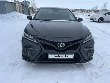 Toyota Camry 2022 года за 13 200 000 тг. в Степногорск – фото 2