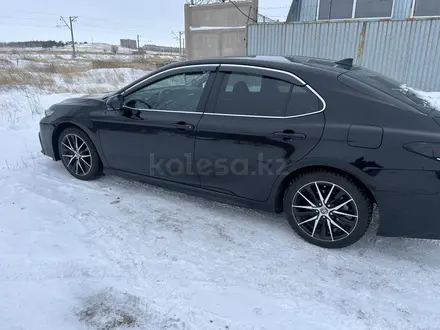 Toyota Camry 2022 года за 13 200 000 тг. в Степногорск – фото 7