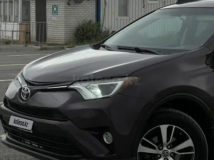 Toyota RAV4 2016 года за 7 500 000 тг. в Актобе – фото 2