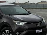 Toyota RAV4 2016 года за 7 500 000 тг. в Актобе