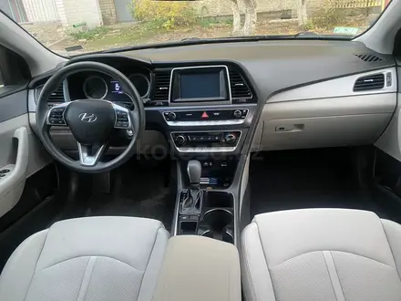 Hyundai Sonata 2018 года за 5 500 000 тг. в Актобе – фото 11