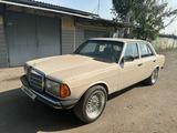 Mercedes-Benz E 220 1981 годаfor2 500 000 тг. в Тараз – фото 4