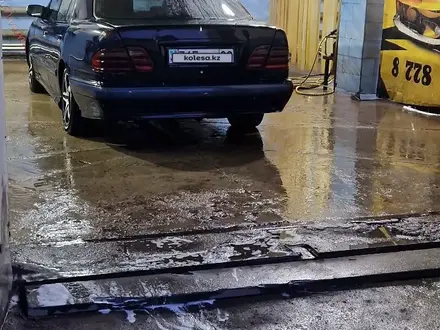 Mercedes-Benz E 240 1999 года за 2 150 000 тг. в Караганда – фото 10